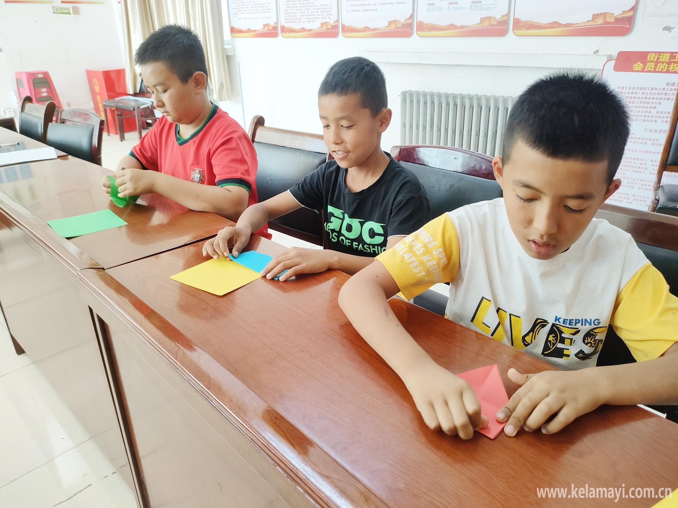 杨丹丹 摄5月31日,白碱滩区五新社区与市第十六小学,晨光幼儿园开展
