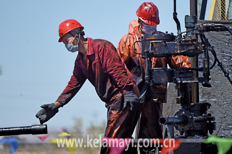 9月26日,准东采油厂修井工人正在进行小修作业首席记者 闵勇 摄